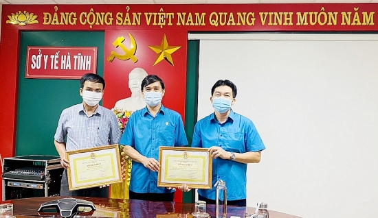 Công đoàn Y tế Việt Nam khen thưởng đột xuất cho 6 cán bộ, nhân viên y tế tỉnh Hà Tĩnh