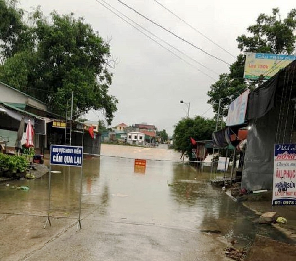 Mưa lớn kéo dài gây ngập lụt nhiều địa phương ở miền núi Nghệ An, Hà Tĩnh