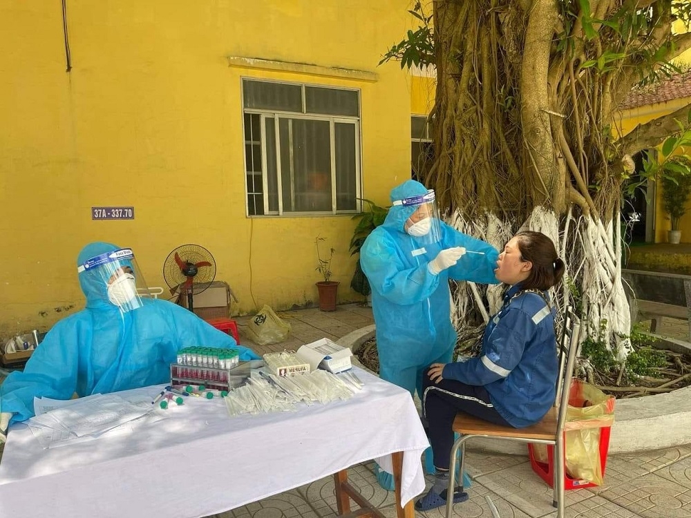 Nghệ An: Một cán bộ trạm y tế bị đình chỉ công tác do để nhân viên của mình “bỏ sót” F0