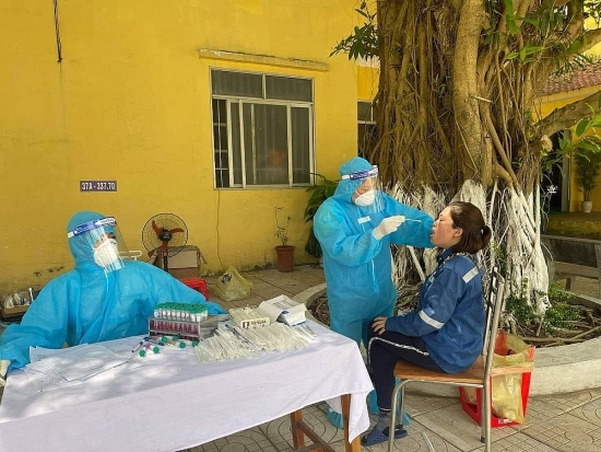 Nghệ An: Một cán bộ trạm y tế bị đình chỉ công tác do để nhân viên của mình “bỏ sót” F0