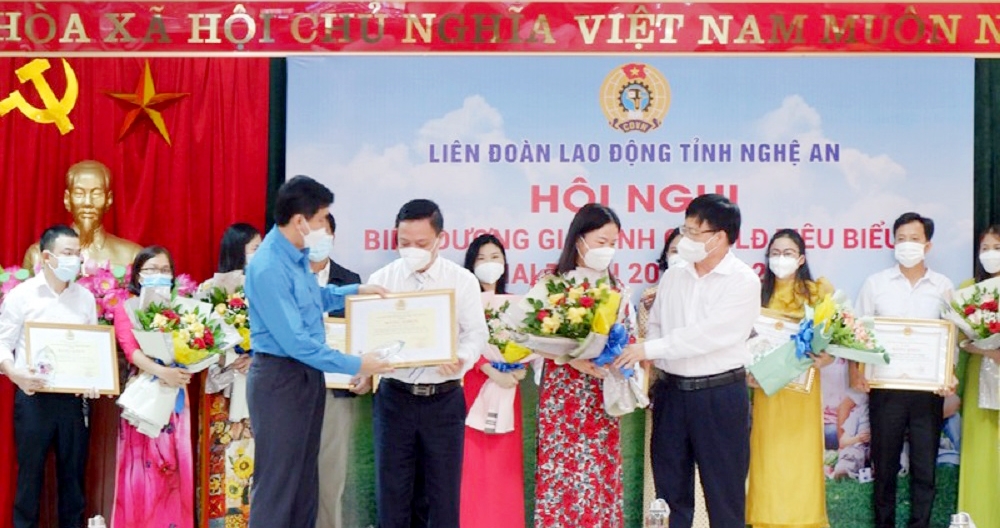 LĐLĐ tỉnh Nghệ An biểu dương 39 gia đình CNVCLĐ tiêu biểu giai đoạn 2016-2020