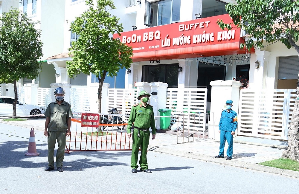 Thành phố Hà Tĩnh tạm dừng nhiều dịch vụ không thiết yếu, học sinh chuyển sang học trực tuyến từ 6/11
