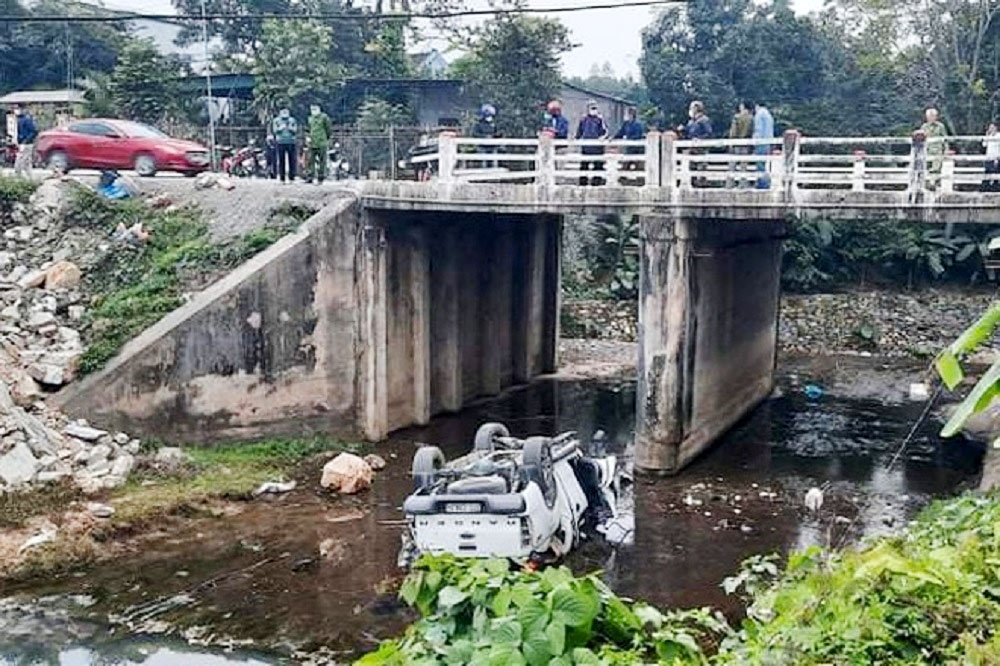 Nghệ An: Xe bán tải mất lái lao xuống suối, 2 cán bộ thuế tử vong
