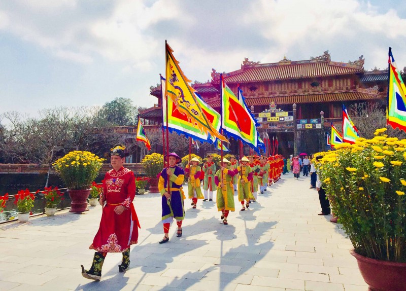 Hàng nghìn du khách “xông đất” Hoàng cung Huế