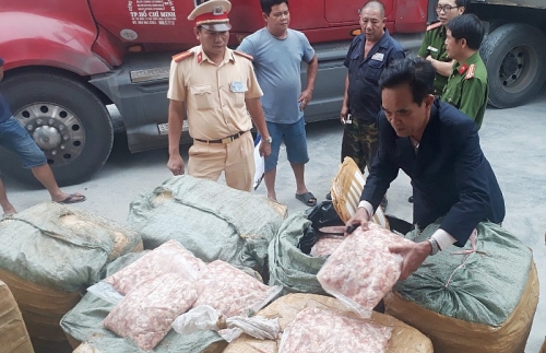 Thừa Thiên Huế: Bắt quả tang ô tô chở 1.500kg sụn gà không rõ xuất xứ