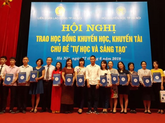 Trao gần 100 suất học bổng khuyến học, khuyến tài cho học sinh, người lao động