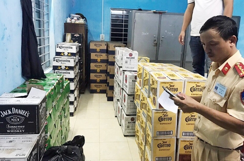 Thừa Thiên Huế: Bắt quả tang xe ô tô chở hơn 4.000 chai bia, rượu lậu