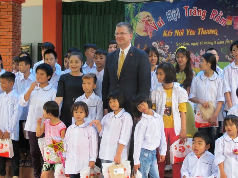 dai su hoa ky cung tre em thieu may man o ha noi vui som tet trung thu