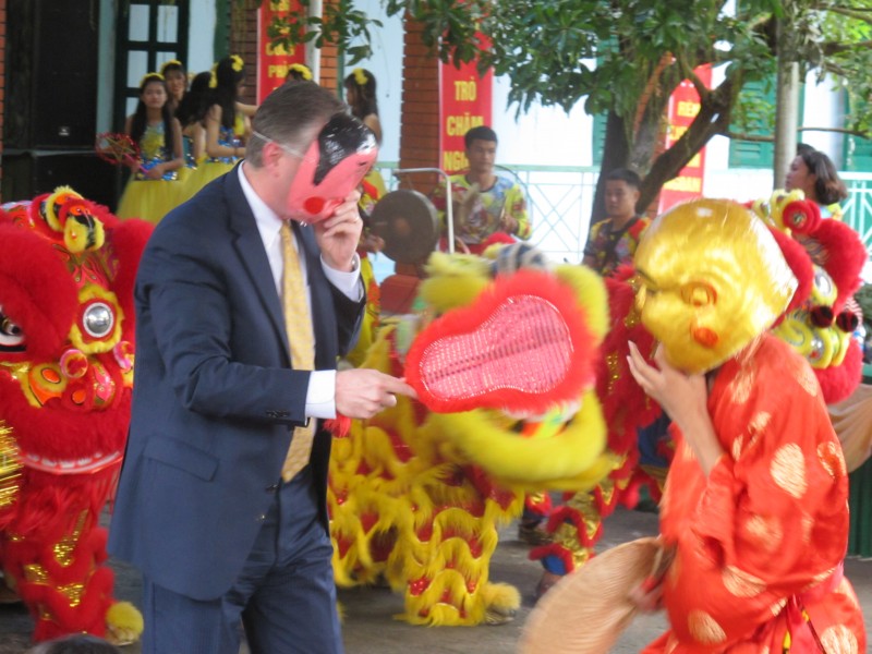 dai su hoa ky cung tre em thieu may man o ha noi vui som tet trung thu