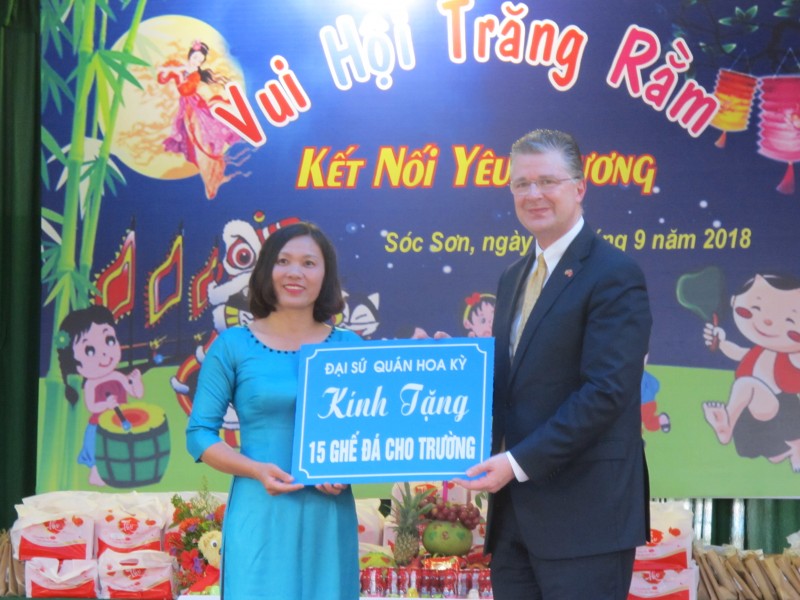 dai su hoa ky cung tre em thieu may man o ha noi vui som tet trung thu