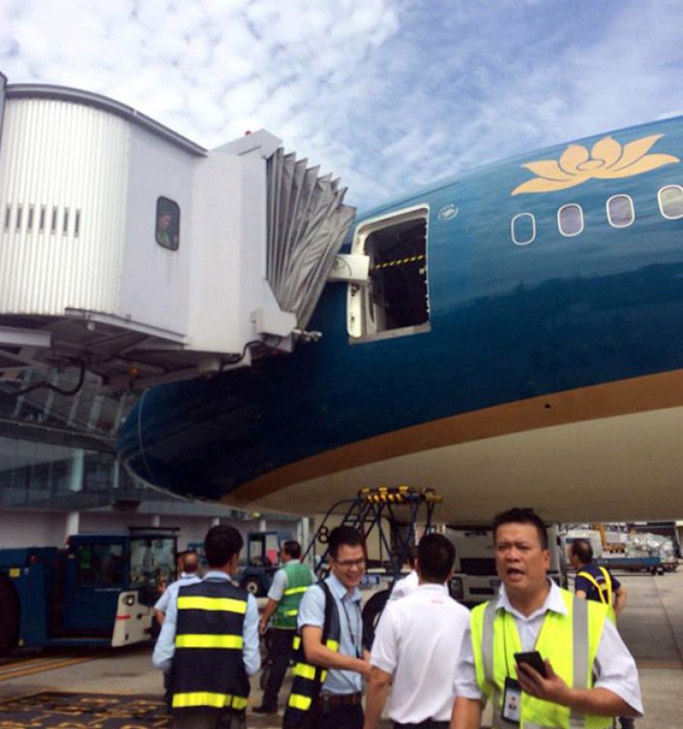 Tàu bay 787-9 Dreamliner va chạm với ống lồng dẫn khách