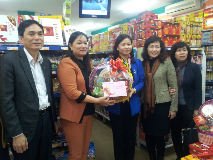 Chủ tịch LĐLĐ Thành phố Nguyễn Thị Tuyến thăm, tặng quà các đơn vị phục vụ Tết