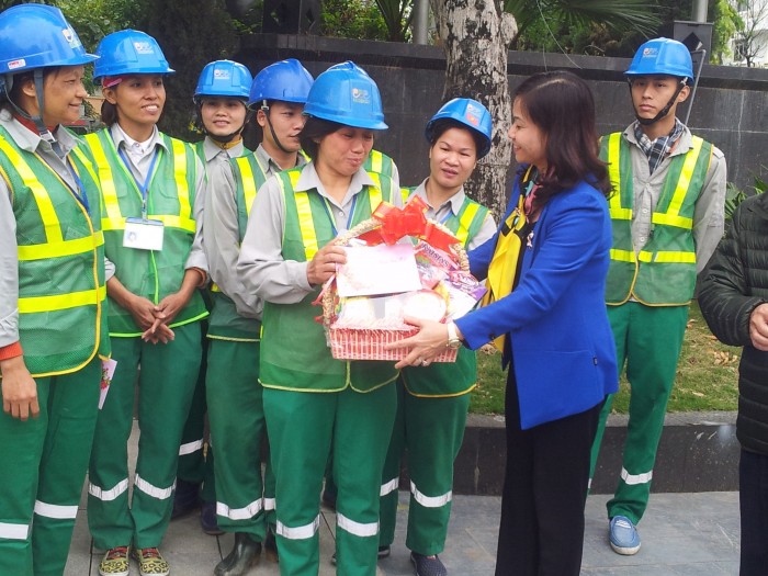 Chủ tịch LĐLĐ Thành phố Nguyễn Thị Tuyến thăm, tặng quà các đơn vị phục vụ Tết