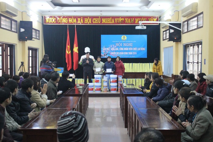 LĐLĐ huyện Gia Lâm trao trợ cấp Tết cho CNLĐ