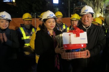 Chủ tịch LĐLĐ Thành phố Nguyễn Thị Tuyến thăm, tặng quà Tết CNLĐ ngành Xây dựng Hà Nội