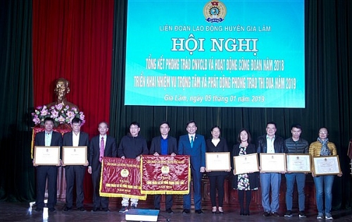 LĐLĐ huyện Gia Lâm đón nhận Cờ thi đua xuất sắc của UBND Thành phố