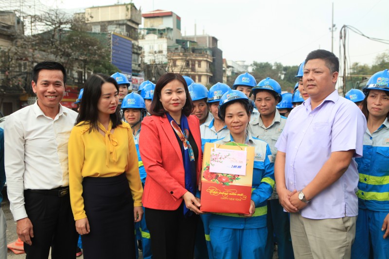 Chủ tịch LĐLĐ Thành phố Nguyễn Thị Tuyến thăm, tặng quà Tết công nhân môi trường đô thị