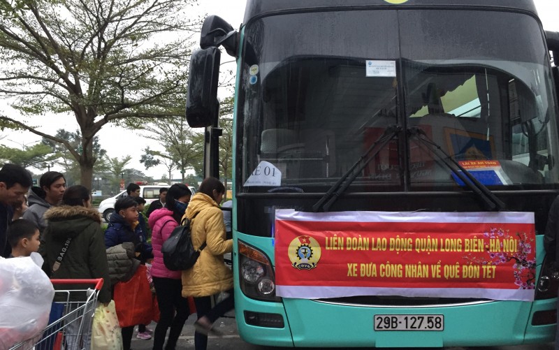 LĐLĐ quận Long Biên: 3 chuyến xe đưa công nhân về quê ăn Tết