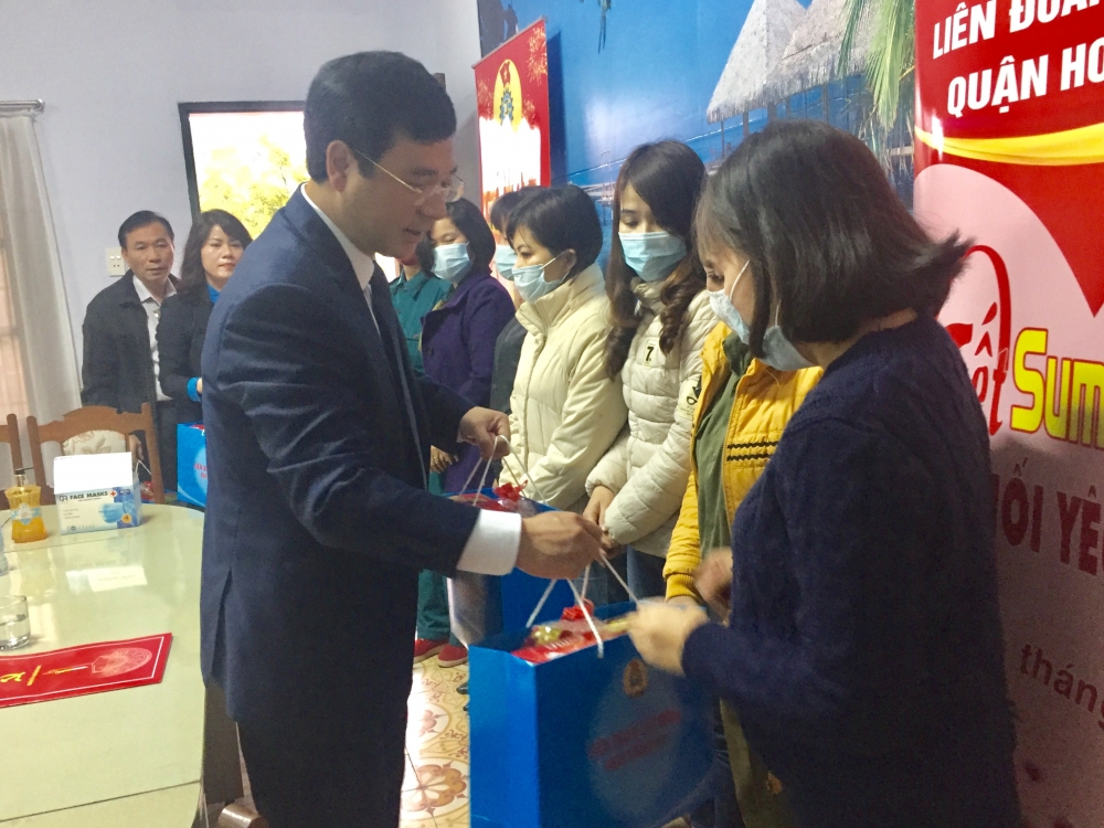 Lãnh đạo quận Hoàng Mai thăm, tặng quà Tết cho công nhân lao động khó khăn