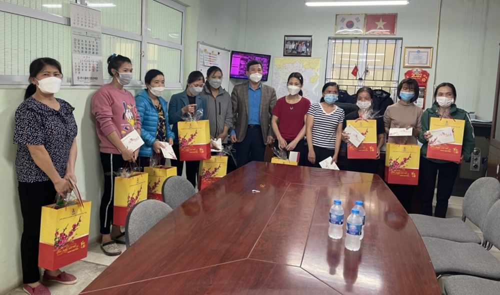 Công đoàn ngành Dệt - May Hà Nội thăm, chúc Tết doanh nghiệp và tặng quà công nhân lao động khó khăn