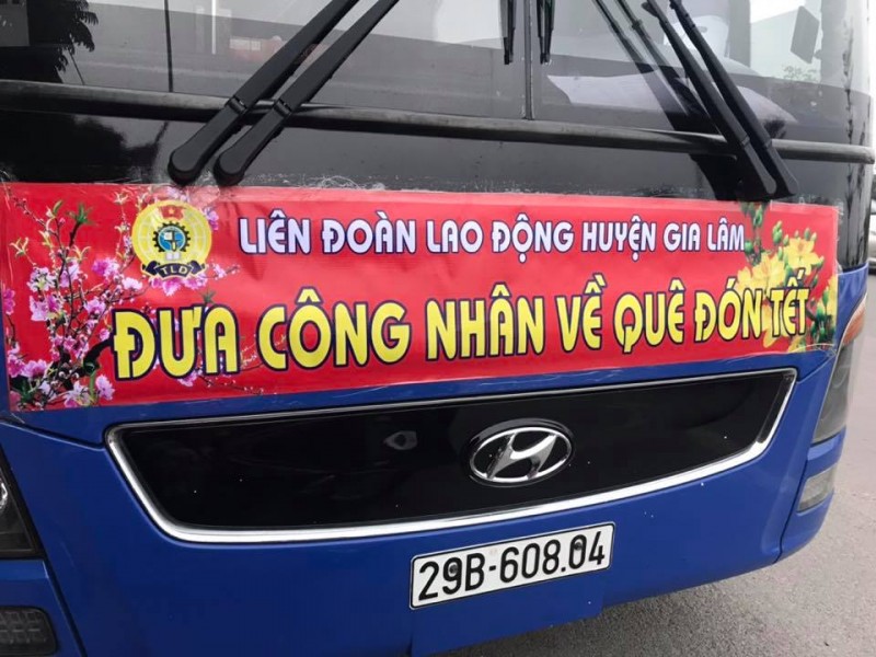 LĐLĐ huyện Gia Lâm tổ chức xe ô tô miễn phí đưa công nhân về quê ăn tết