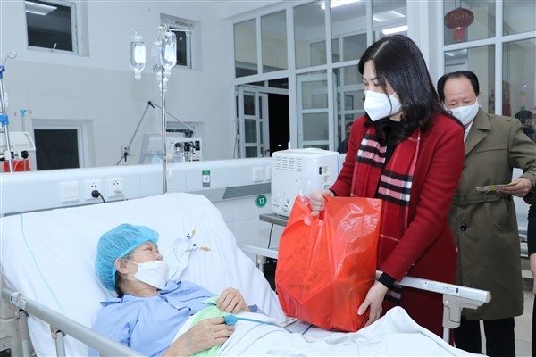 Lãnh đạo huyện Gia Lâm thăm hỏi, động viên cán bộ, nhân viên ngành Y tế làm việc xuyên Tết