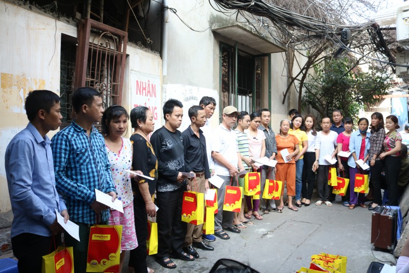 LĐLĐ và Hội LHPN quận Hoàng Mai tặng 120 suất quà cho bệnh nhân chạy thận