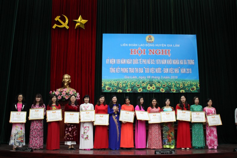 Khen thưởng 56 tập thể, cá nhân "Giỏi việc nước- Đảm việc nhà" năm 2018