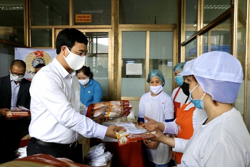 Quận Hoàng Mai: Hàng ngàn khẩu trang giúp công nhân chống dịch bệnh