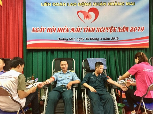 CNVCLĐ và LLVT quận Hoàng Mai tích cực hiến máu tình nguyện