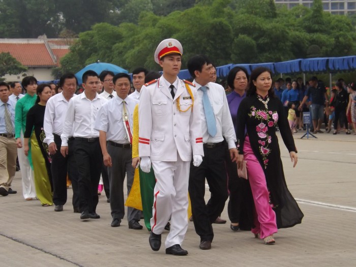 Đoàn đại biểu cán bộ Công đoàn Thủ đô vào lăng viếng Bác