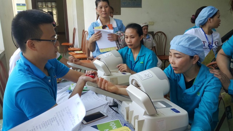 Khám, tư vấn sức khỏe và phát thuốc miễn phí cho nữ CNLĐ KCN Phú Nghĩa