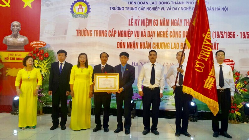Trường Trung cấp Nghiệp vụ và Dạy nghề Công đoàn Hà Nội đón nhận Huân chương Lao động hạng Nhất