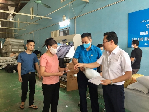 Lãnh đạo Liên đoàn Lao động Hà Nội thăm hỏi, hỗ trợ công nhân khó khăn huyện Gia Lâm
