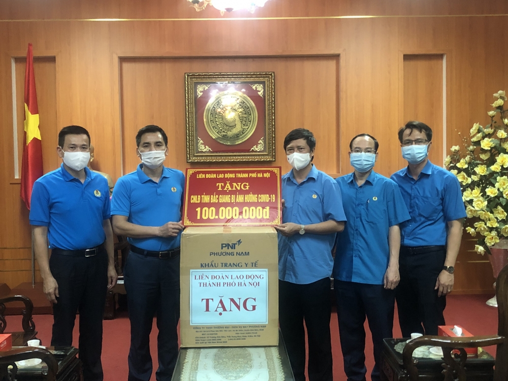 Liên đoàn Lao động thành phố Hà Nội: Ủng hộ công nhân, viên chức, lao động tỉnh  Bắc Ninh, Bắc Giang 200 triệu đồng