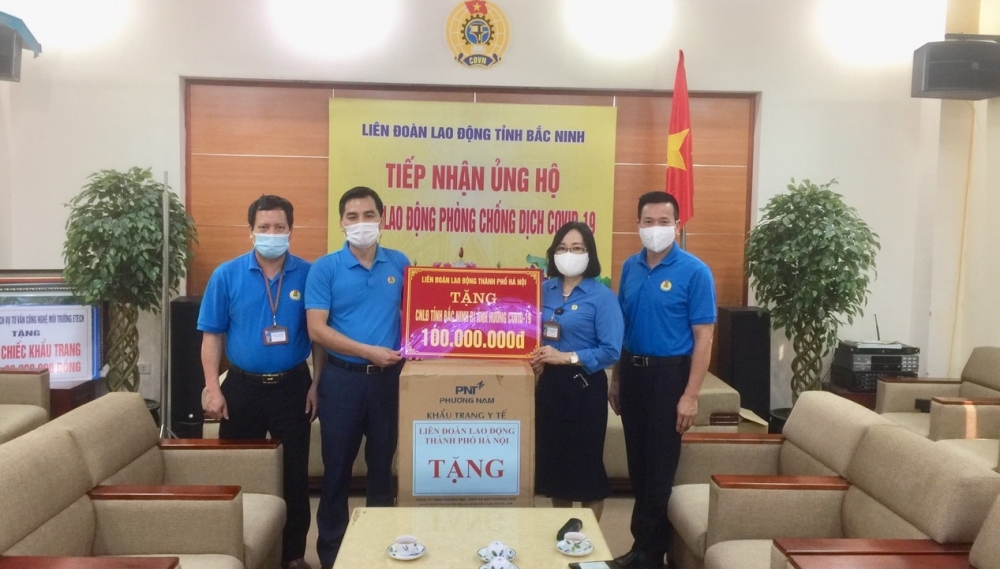 Liên đoàn Lao động thành phố Hà Nội: Ủng hộ công nhân, viên chức, lao động tỉnh  Bắc Ninh, Bắc Giang 200 triệu đồng