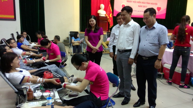 Hơn 300 CBCCVCLĐ hiến máu tình nguyện