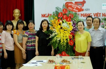 Chủ tịch LĐLĐ Thành phố Nguyễn Thị Tuyến thăm, chúc mừng Báo Lao động Thủ đô