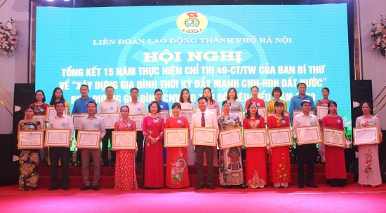 Biểu dương 100 gia đình công nhân viên chức lao động Thủ đô tiêu biểu