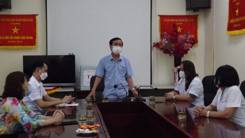 Lãnh đạo Liên đoàn Lao động Thành phố thăm, tặng quà Trung tâm Y tế quận Hoàng Mai