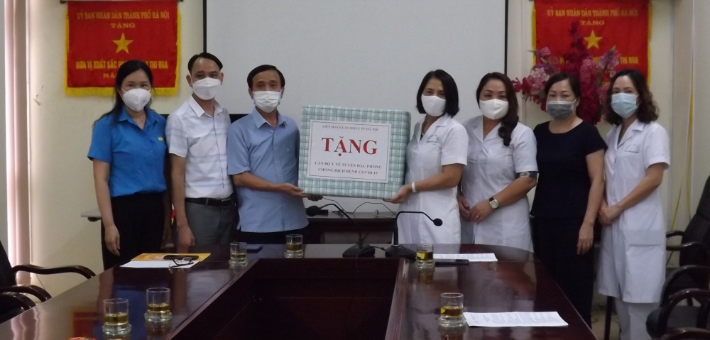 Lãnh đạo Liên đoàn Lao động Thành phố thăm, tặng quà Trung tâm Y tế quận Hoàng Mai
