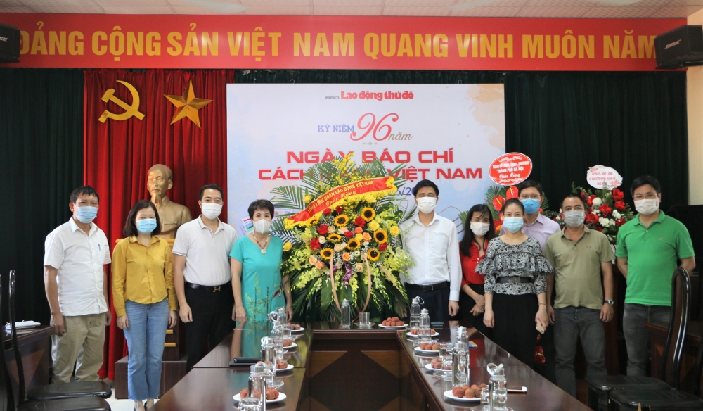 Lãnh đạo Tổng Liên đoàn Lao động Việt Nam chúc mừng báo Lao động Thủ đô