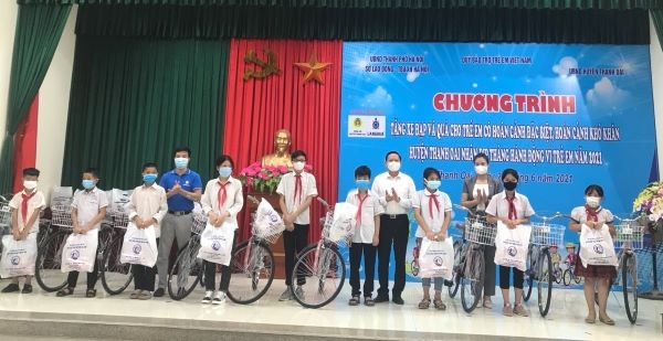 Nhiều quà tặng thiết thực đến với trẻ em khó khăn huyện Thanh Oai