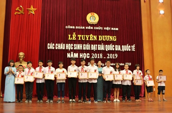 Tuyên dương 186 các cháu học sinh đạt thành tích cao trong học tập