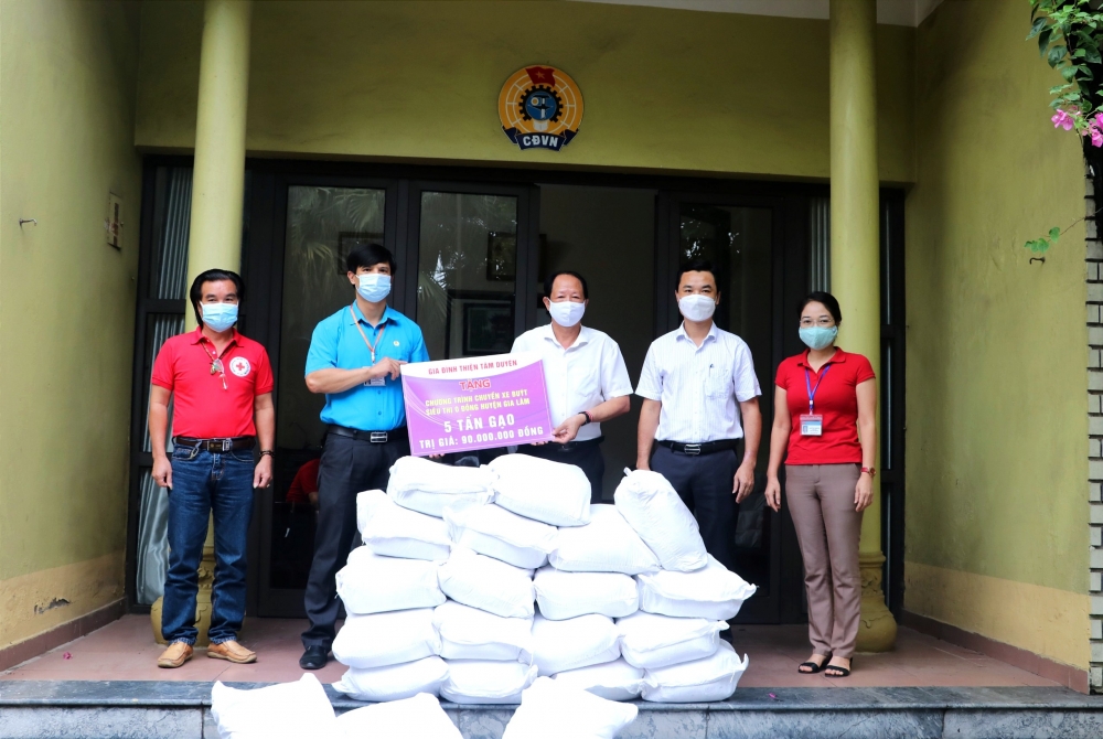 Huyện Gia Lâm tiếp nhận 5 tấn gạo ủng hộ cho chương trình "Xe buýt siêu thị 0 đồng"