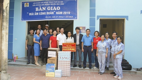 Huyện Gia Lâm: Bàn giao hai Mái ấm công đoàn cho đoàn viên khó khăn