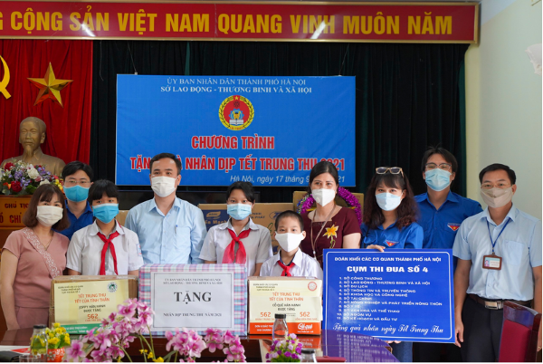 Hà Nội trao 1000 suất quà cho trẻ em có hoàn cảnh khó khăn nhân dịp Tết Trung thu