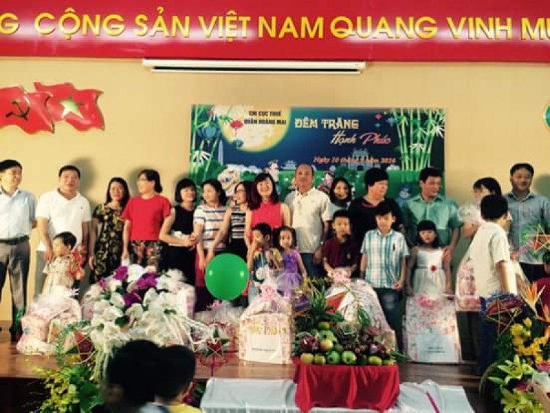 LĐLĐ quận Hoàng Mai: Tặng quà cho 56 con CNVCLĐ hoàn cảnh khó khăn