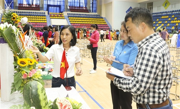 Hội thi cắm, tỉa hoa nghệ thuật trong công nhân viên chức, lao động huyện Gia Lâm
