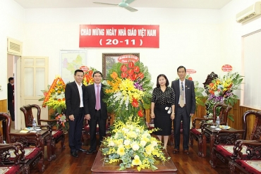 Chủ tịch LĐLĐ Thành phố Nguyễn Thị Tuyến thăm, chúc mừng Ngày Nhà giáo Việt Nam